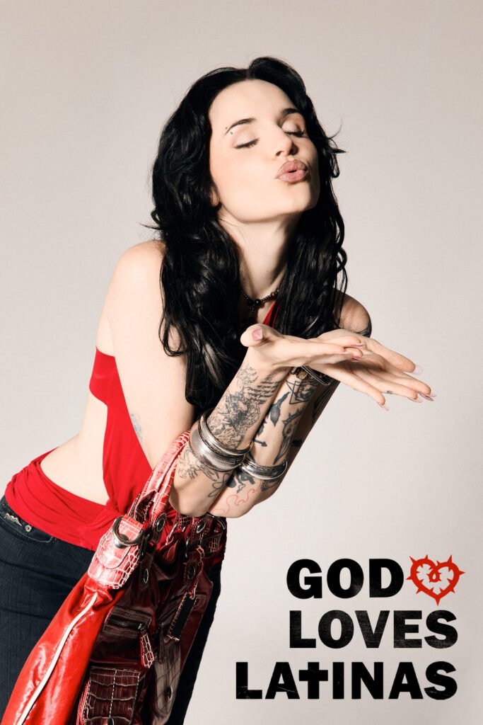 Rizha enviando un beso con el logo de su álbum "God Loves Latinas" superpuesto en la imagen promocional.