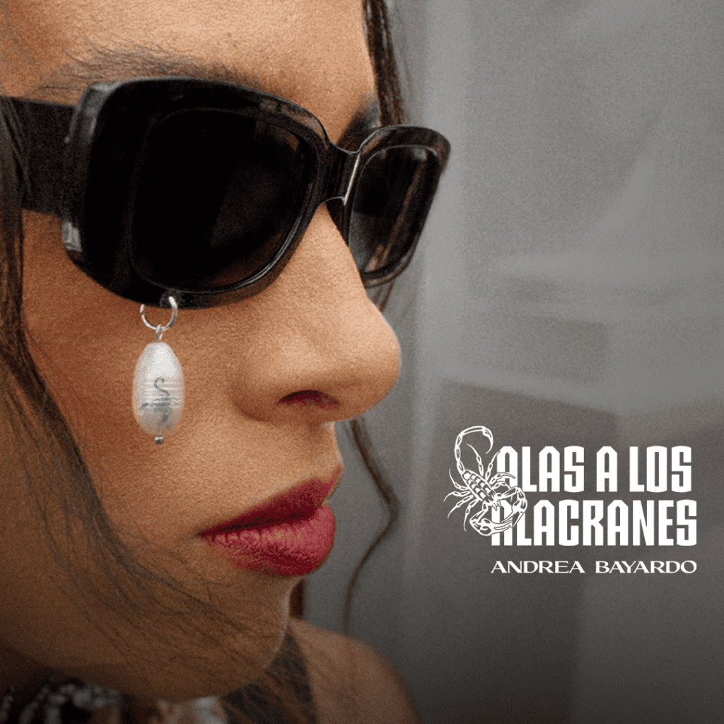 Portada del single "Olas a los Alacranes" de la artista Andrea Bayardo, con un primer plano de su rostro de perfil con gafas de sol.