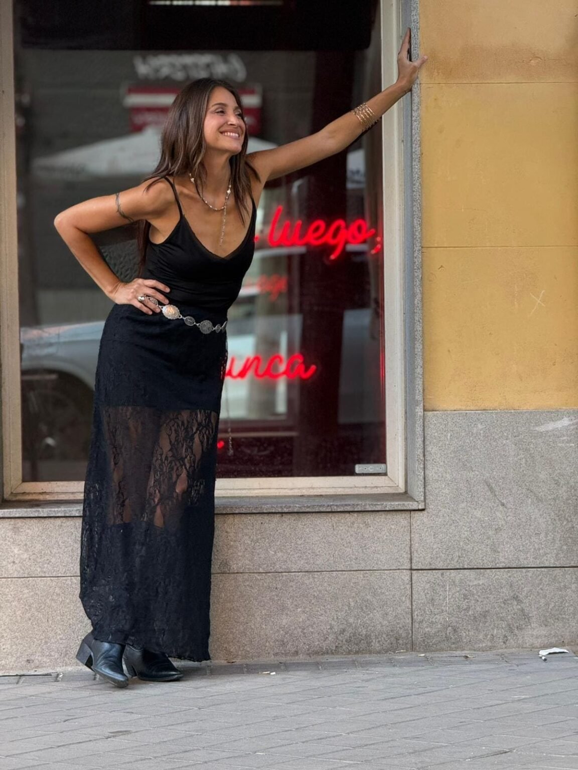 Primer plano de la cantante Georgina mirando seriamente a la cámara, con una chaqueta oscura y una iluminación de estudio.