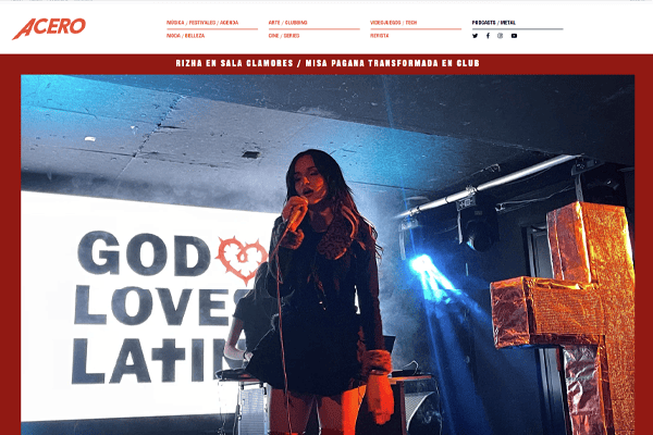 Rizha actuando en la Sala Clamores durante su evento "Misa Pagana", en un reportaje de la revista Acero.