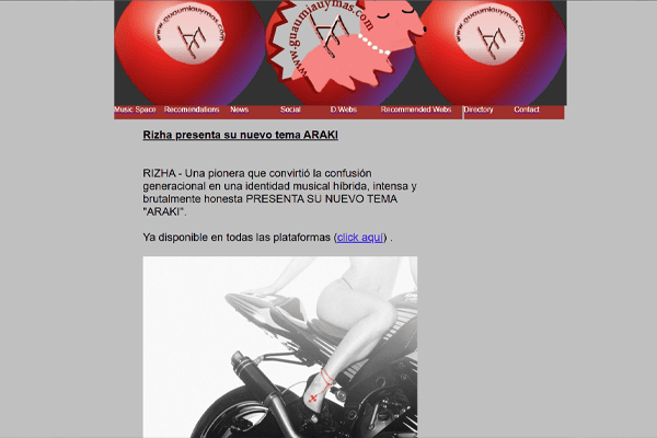 Rizha posando en una moto para la promoción de su nuevo tema 'ARAKI' en la web Quést-musicaymas.