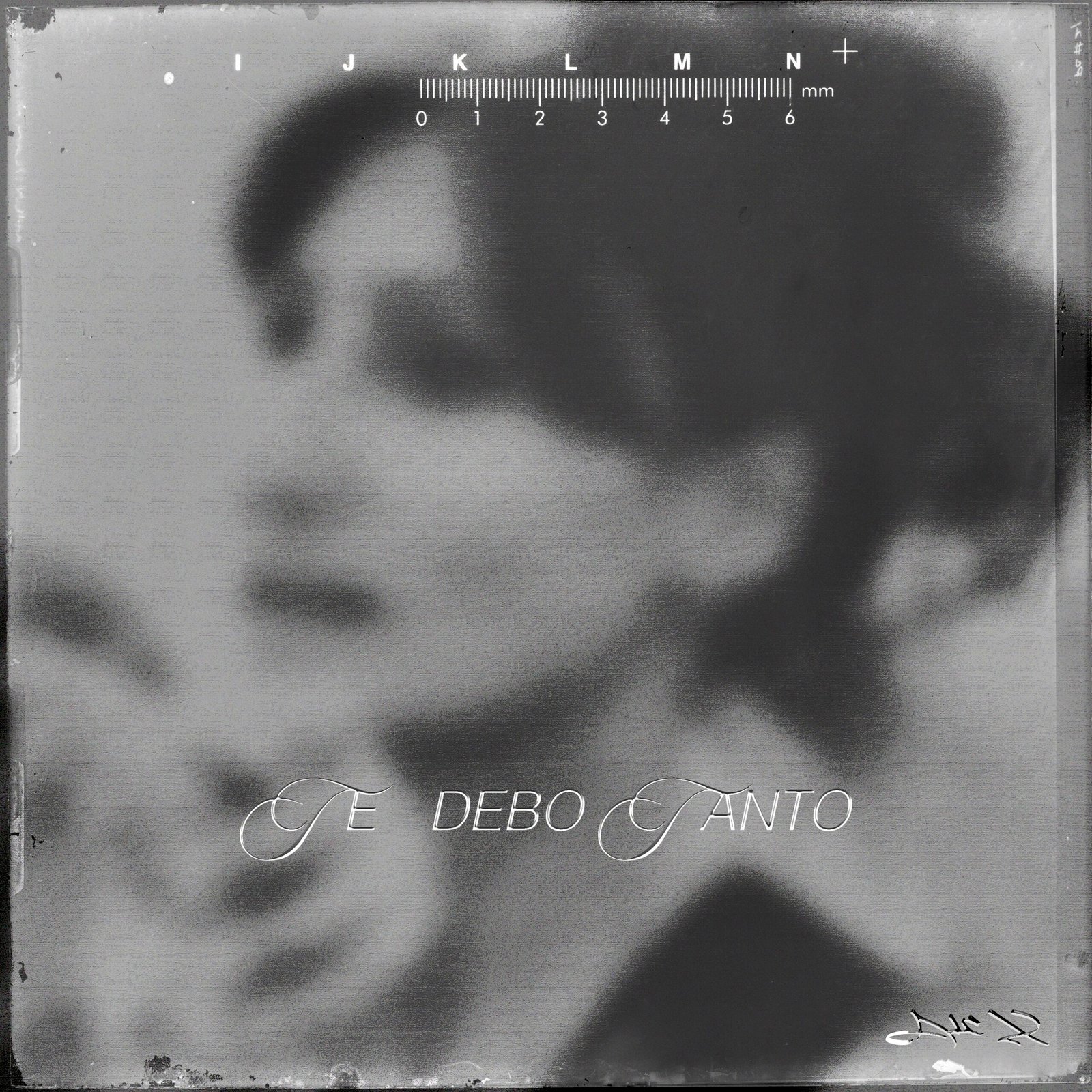 ALC X LE CANTA A SU MADRE Y LE DECLARA SU AMOR EN SU NUEVO SENCILLO “TE DEBO TANTO”