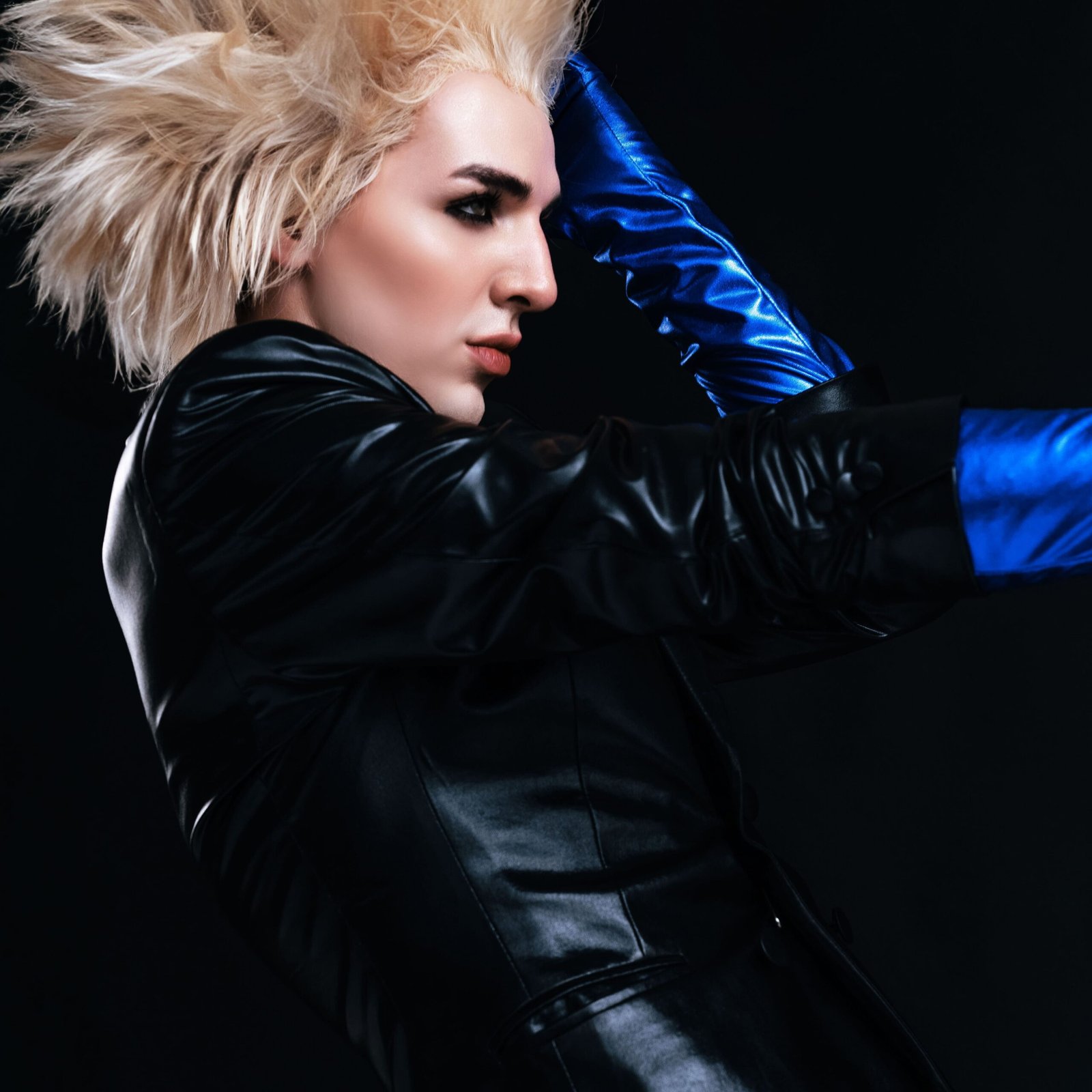 EL DISEÑADOR ARGENTINO JORGE REY ‘AKI REY’ LLEGA A LOS PREMIOS ÍDOLO Y PRESENTA SU NUEVA ETAPA COMO ARTISTA 360