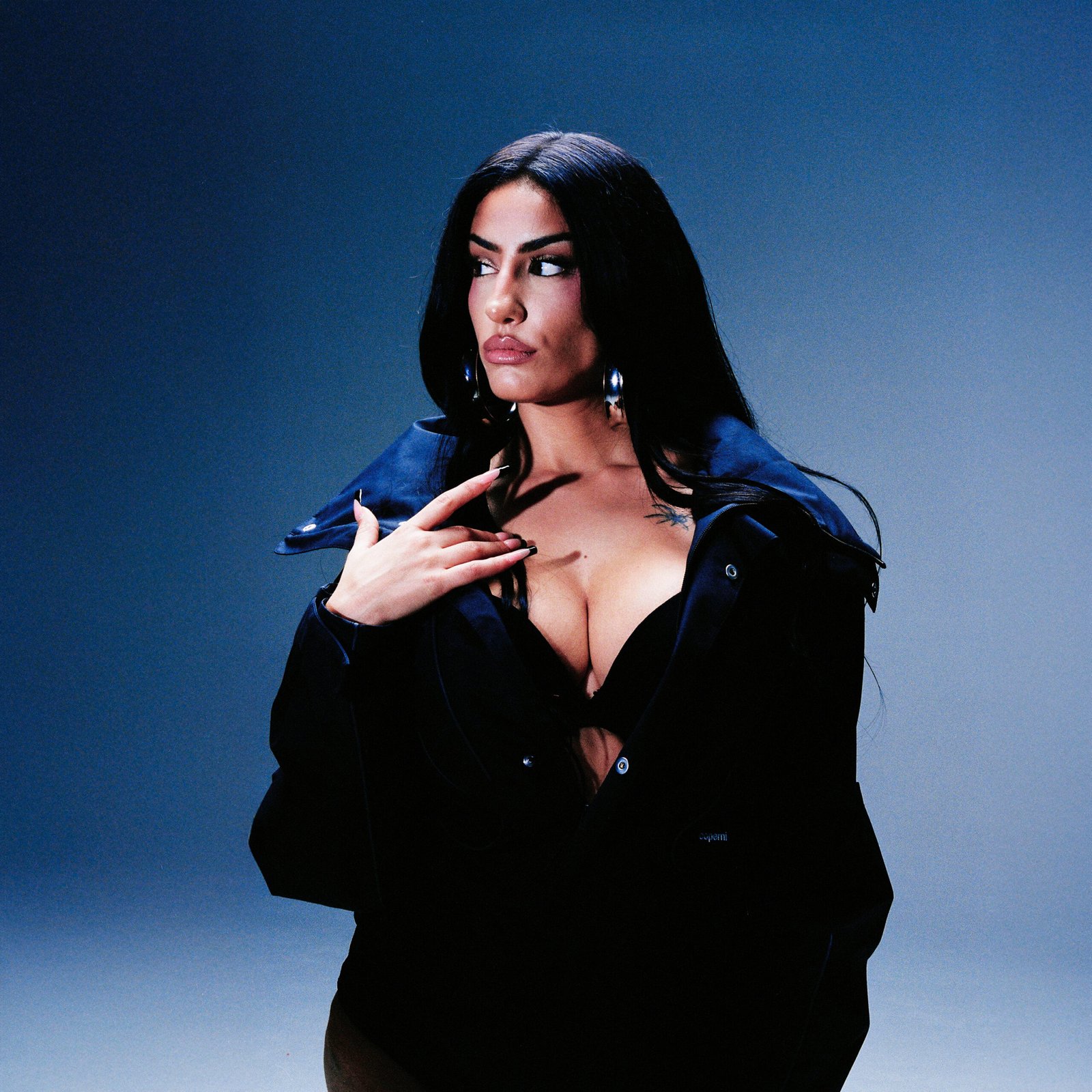 ALBANY HACE SUYO “DOLERME” DE ROSALÍA EN UNA VERSIÓN CARGADA DE SENSIBILIDAD