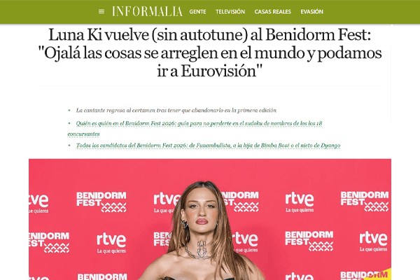Luna Ki posando en el photocall del Benidorm Fest, en un artículo de Informalia sobre su regreso al festival sin autotune.